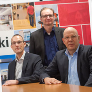 Het managementteam van Marsaki, bestaande uit Leo Hollemans, Walter Koens en Ruud de Baar, neemt de aandelen van de woningcorporaties over.